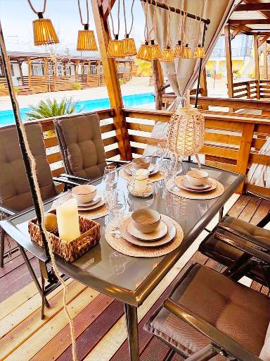 Mobilheim mit Grill, Pool und Terrasse