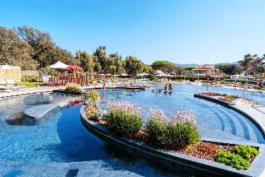 Ferienhaus mit Pool und Terrasse