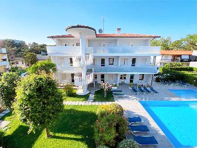 Apartment mit Pool, Garten und Grill