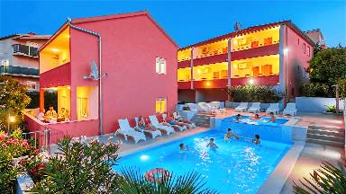 Wohnung mit Pool, Grill und Garten | Poolblick