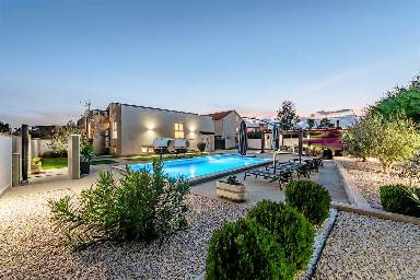 Kinderfreundliche großzügige Villa mit Grill, Terrasse und Garten