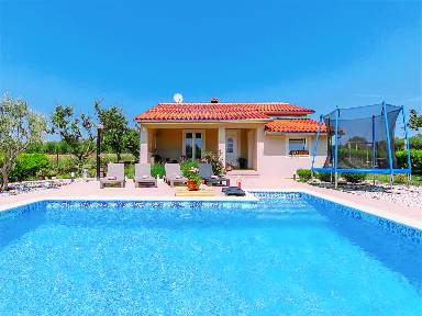90 qm Ferienhaus mit Pool für 6 Gäste mit Hund in Pula, Istrien