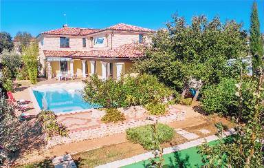 Vacation home with barbecue, terrace & jacuzzi