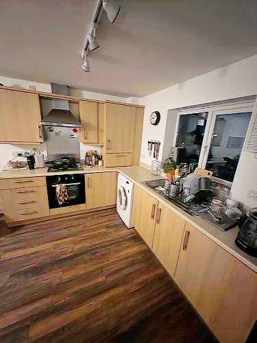 Cosy Private New Build Ensuite with Driveway 15 min Walk to City Centre Dedicated Parking