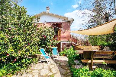 Casa con giardino e griglia