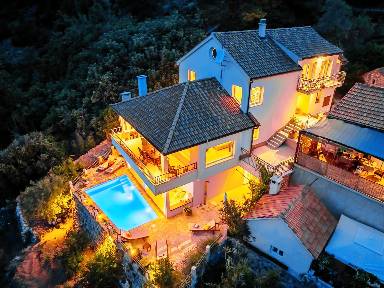 Ferienhaus mit privatem Pool, Terrasse und Garten