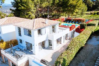 Maison avec piscine privée, jardin et terrasse