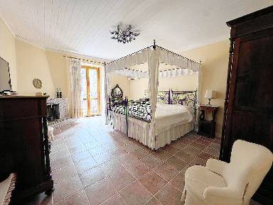 Casale con giardino, piscina e griglia