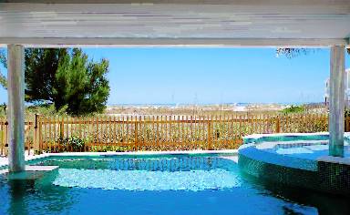 325 m² House