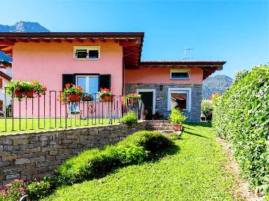 Casa con terrazza, giardino e griglia | Vista sulla montagna