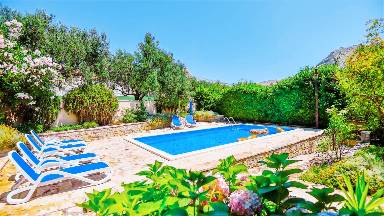 Voll ausgestattete großzügige Villa mit privatem Pool, Terrasse und Grill