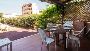 Apartment mit Pool und Garten | Gartenblick