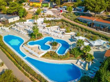 Mobilheim mit Pool, Terrasse und Grill