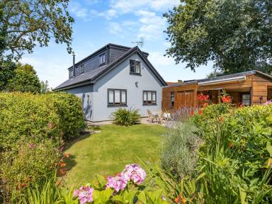 Cottage with barbeque & garden | River view