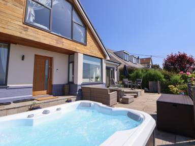 Cottage with jacuzzi & garden