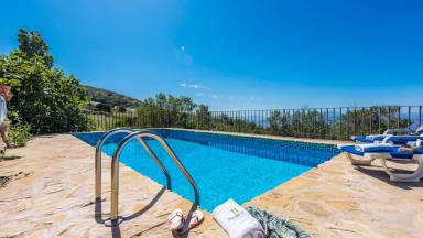 Casa vacacional apta para familias con jardín, piscina privada y barbacoa