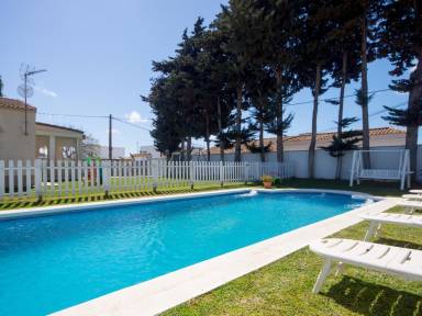 Apartamento vacacional totalmente equipado con terraza, jardín y piscina privada | Admite perro