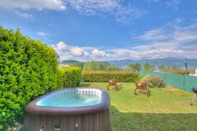 Ferienhaus mit Pool und umzäunten Garten in Ispra am Lago Maggiore. 