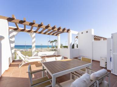 Apartamento con terraza, piscina y jardín | Vistas al mar