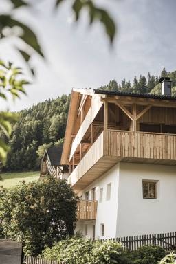 Zalnerhof Dolomiti - Appartamenti nel cuore della Val di Luson: Apartment Amalia con camino e vasca sulla terrazza
