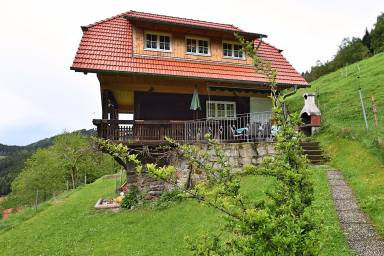 Freistehendes Ferienhaus für 6 Gäste mit Hund in Mühlenbach im Schwarzwald.