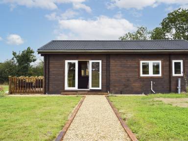 Family-oriented cottage with garden & hot tub | Pets allowed