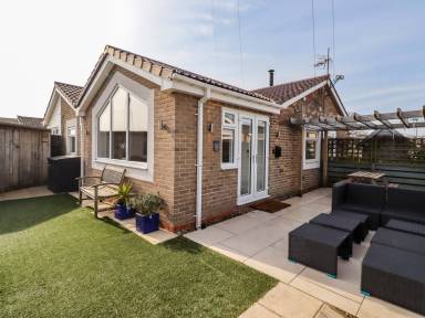 Cottage with garden | Beach view