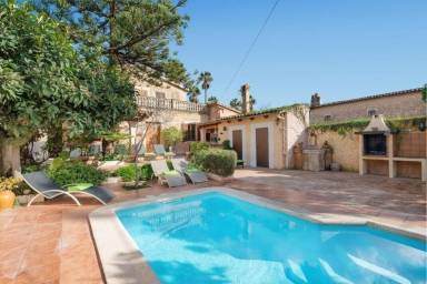 Villa with garden, barbecue & terrace