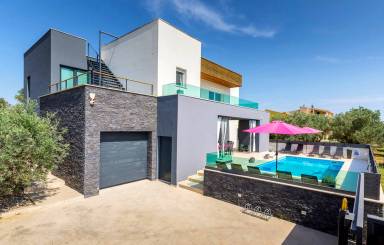 Familienfreundliche Villa mit Terrasse, Grill und privatem Pool | Poolblick