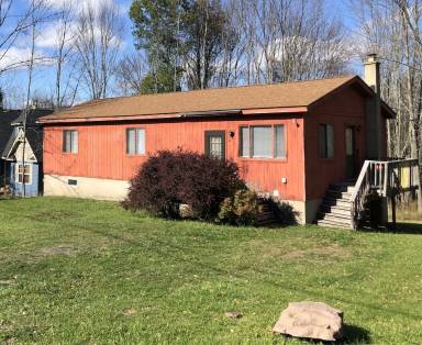 House  Roaring Brook Township