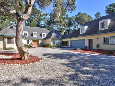 390 m² House