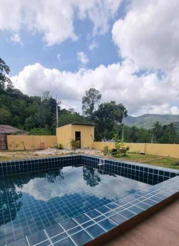 Chalet with yard, private pool & patio | Dogs allowed — photo 2