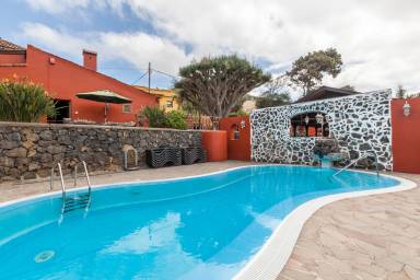 Casa vacacional apta para niños con jardín, piscina y barbacoa | Vistas a la montaña