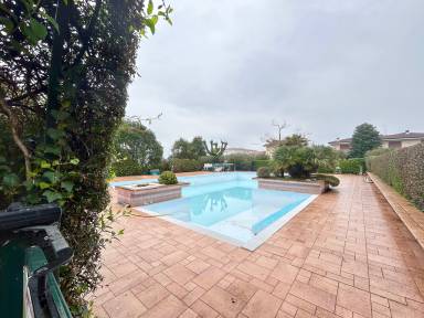 Wohnung mit Pool und Garten