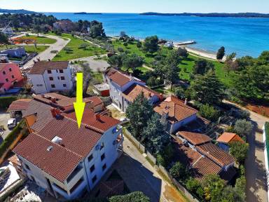 Ferienwohnung für 8 Personen ca. 110 m² in Fažana, Istrien (Istrische Riviera) 3 Schlafzimmer, 2 Badezimmer, TV, Meer 50 m, Strand 50 m, Klimaanlage, Waschmaschine, Hund erlaubt