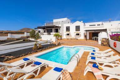 Fantástica villa apropiada para familias con terraza, barbacoa y jardín | Vistas al mar