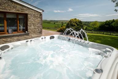 Cottage with garden & hot tub