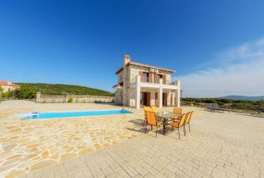Villa entièrement équipée avec barbecue, jardin et piscine privée | Vue montagne