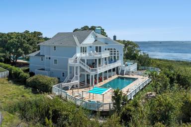 Child-friendly vacation home with yard, private pool & barbeque | Nature view