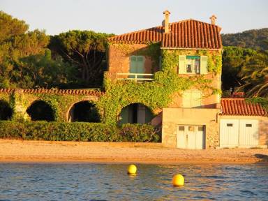 Rue Allard: Vacation Rental that sleeps 2 people in 1 bedrooms, located in  Saint-tropez, Provence-alpes-côte D'azur, France.