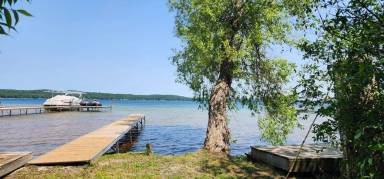 Live on the sparkling lake with Honor, Michigan vacation homes - HomeToGo