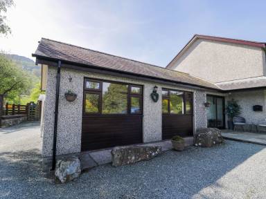 Child-friendly cottage with garden