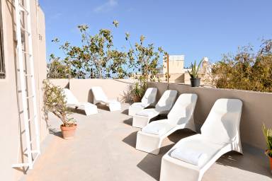 Atractiva habitación en casa de familia con terraza y jardín