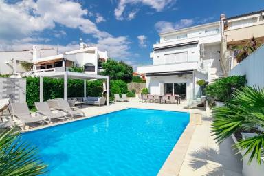 6-Schlafzimmer-Villa für 12 mit beheiztem Pool, Whirlpool, erste Reihe zum Meer