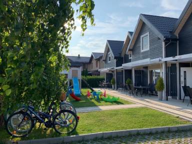 Nettes Ferienhaus in Sarbinowo mit Terrasse, Garten und Grill
