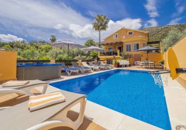 Exquisita casa rural con jardín, piscina privada y terraza | Vistas a la montaña