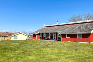 Ferienhaus mit Pool, Terrasse und Garten