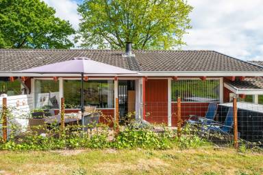 Ferienhaus mit Garten, Terrasse und Pool