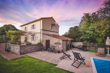 120 m² Villa mit privatem Pool und Garten ∙ 7 Gäste mit Hund ∙ 3 Schlafzimmer ∙ Oštrobradić, Kvarner Bucht