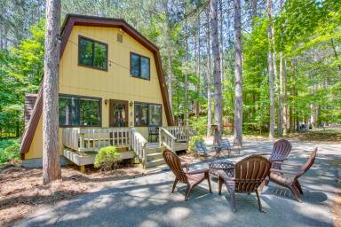Ski slopes and idyllic lakes with a Thompsonville vacation home - HomeToGo